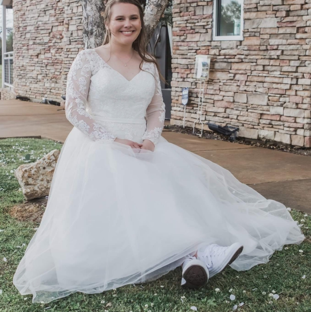 David's Bridal White Lace Long Sleeve Tule Wedding Dress with Train Size 14